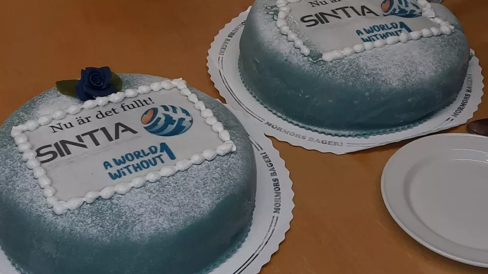 Två tårtor med texten "nu är det fullt SINT1A". Foto.