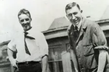 Svartvit bild av två män. Den ena har vit skjorta och slips, den andra en labbrock. Foto. Wikimedia common