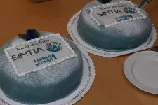 Två tårtor med texten "nu är det fullt SINT1A". Foto.